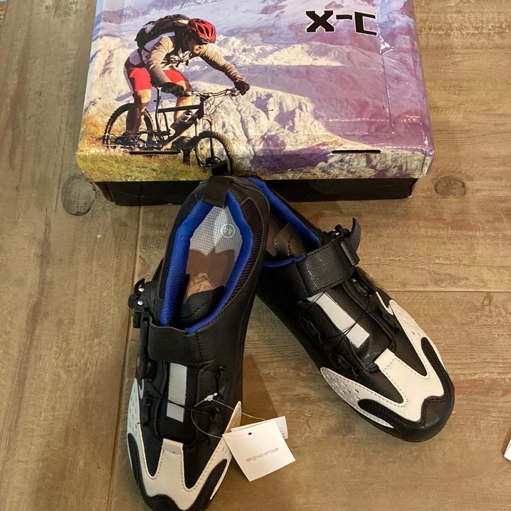 Men’s cycling shoes new with tags and box.

Never worn. XLT  cond. not clip on!